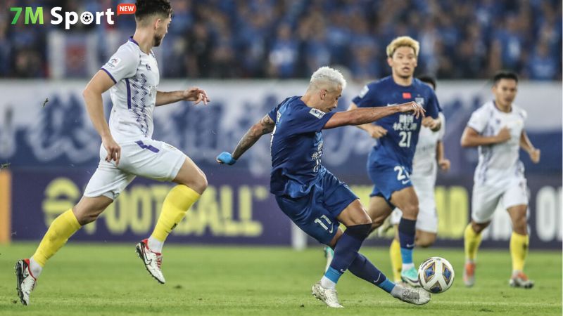 Đội thiếu người trong bóng đá là gì?